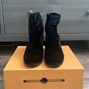 Unisa black boots